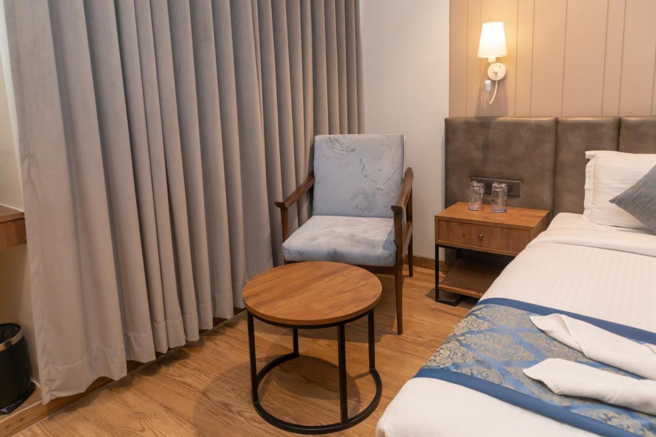 Pinnacle Grand Hotel Ahmedabad Buitenkant foto