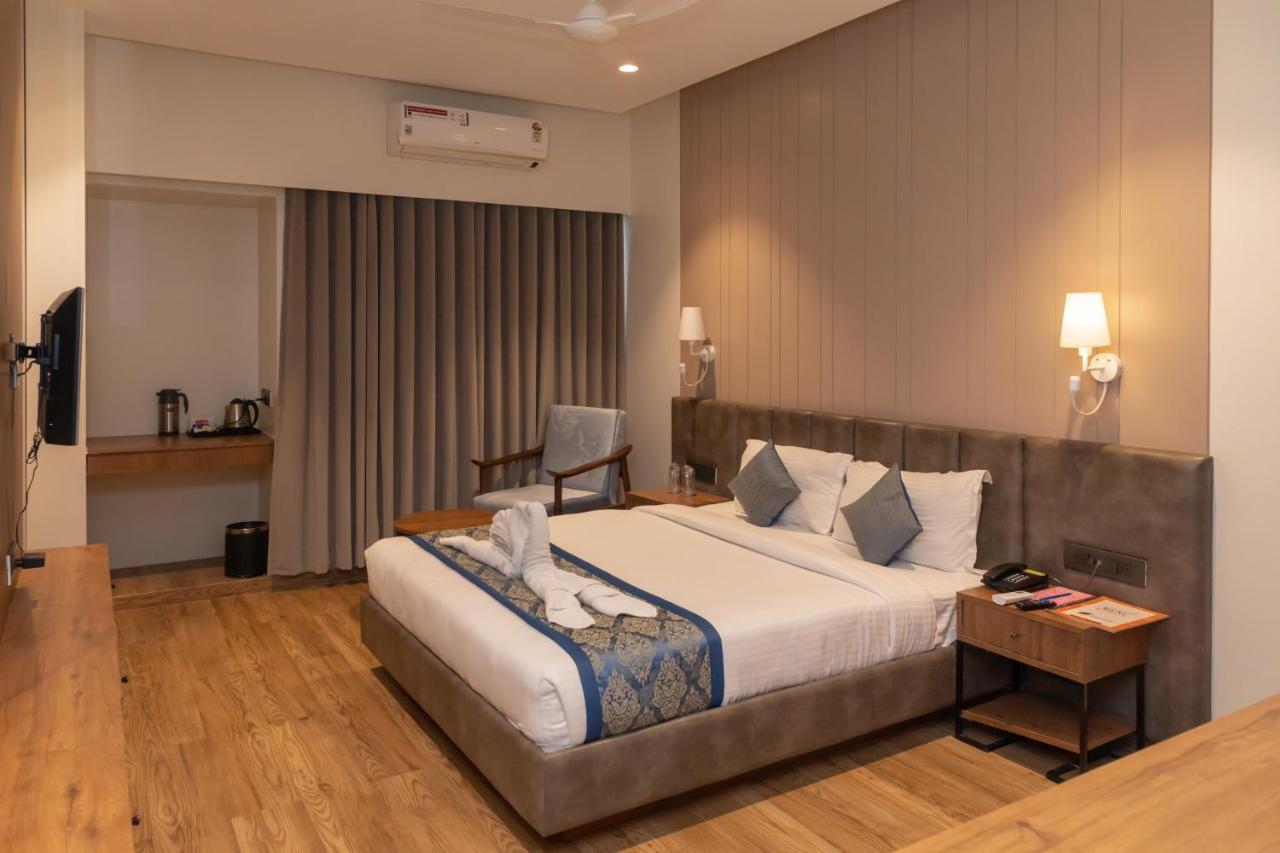 Pinnacle Grand Hotel Ahmedabad Buitenkant foto
