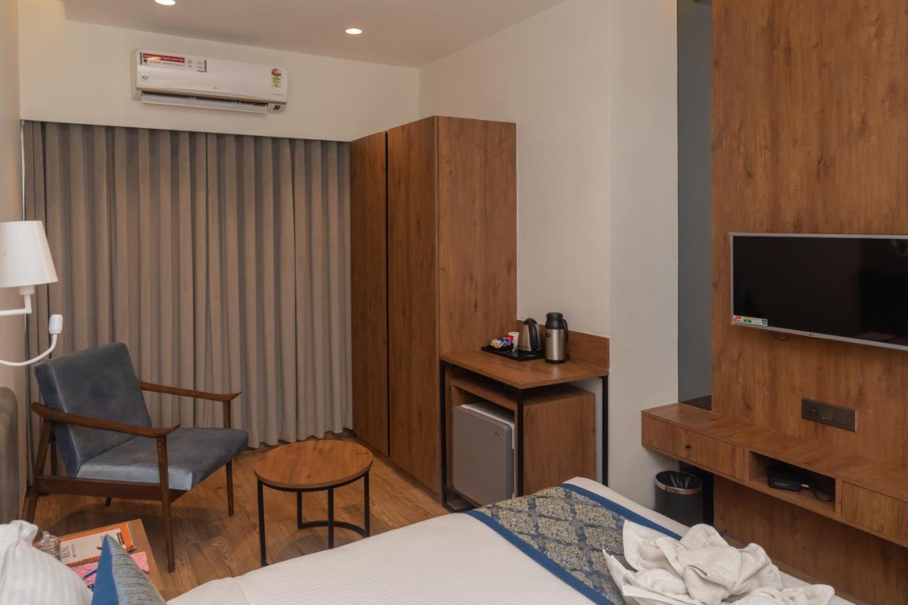 Pinnacle Grand Hotel Ahmedabad Buitenkant foto