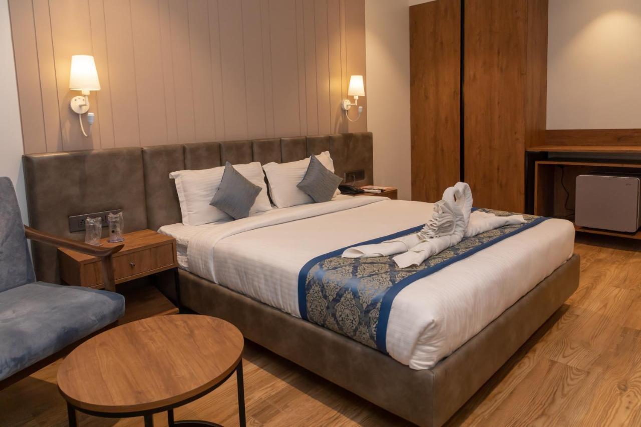 Pinnacle Grand Hotel Ahmedabad Buitenkant foto