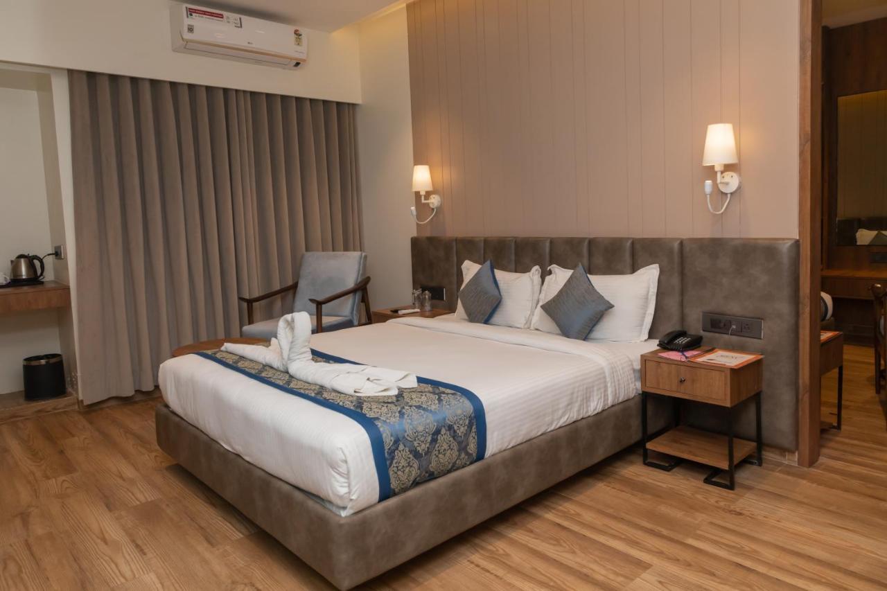 Pinnacle Grand Hotel Ahmedabad Buitenkant foto