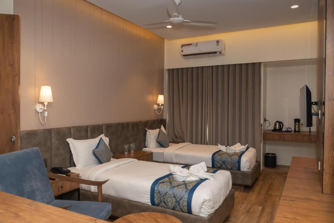 Pinnacle Grand Hotel Ahmedabad Buitenkant foto