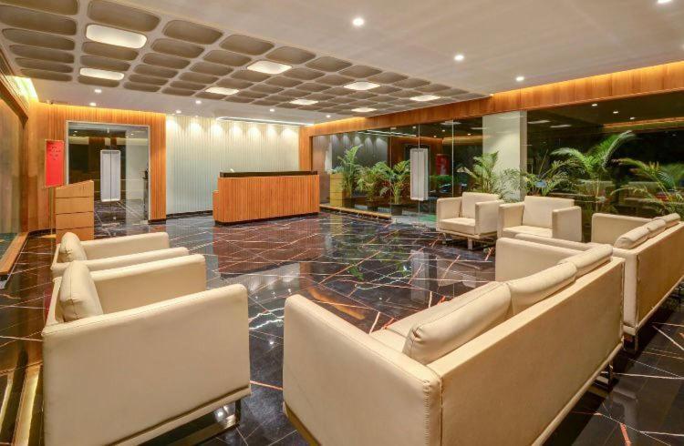 Pinnacle Grand Hotel Ahmedabad Buitenkant foto