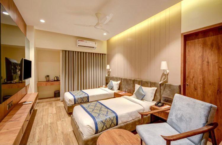 Pinnacle Grand Hotel Ahmedabad Buitenkant foto