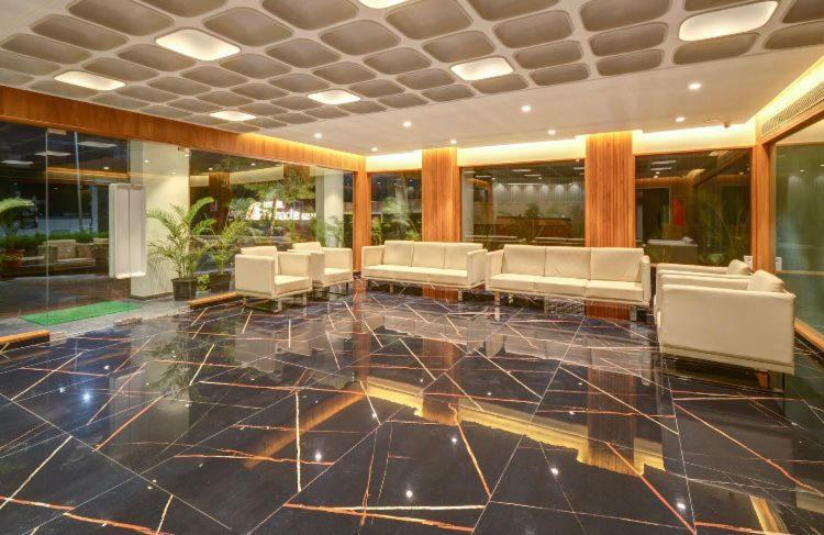 Pinnacle Grand Hotel Ahmedabad Buitenkant foto