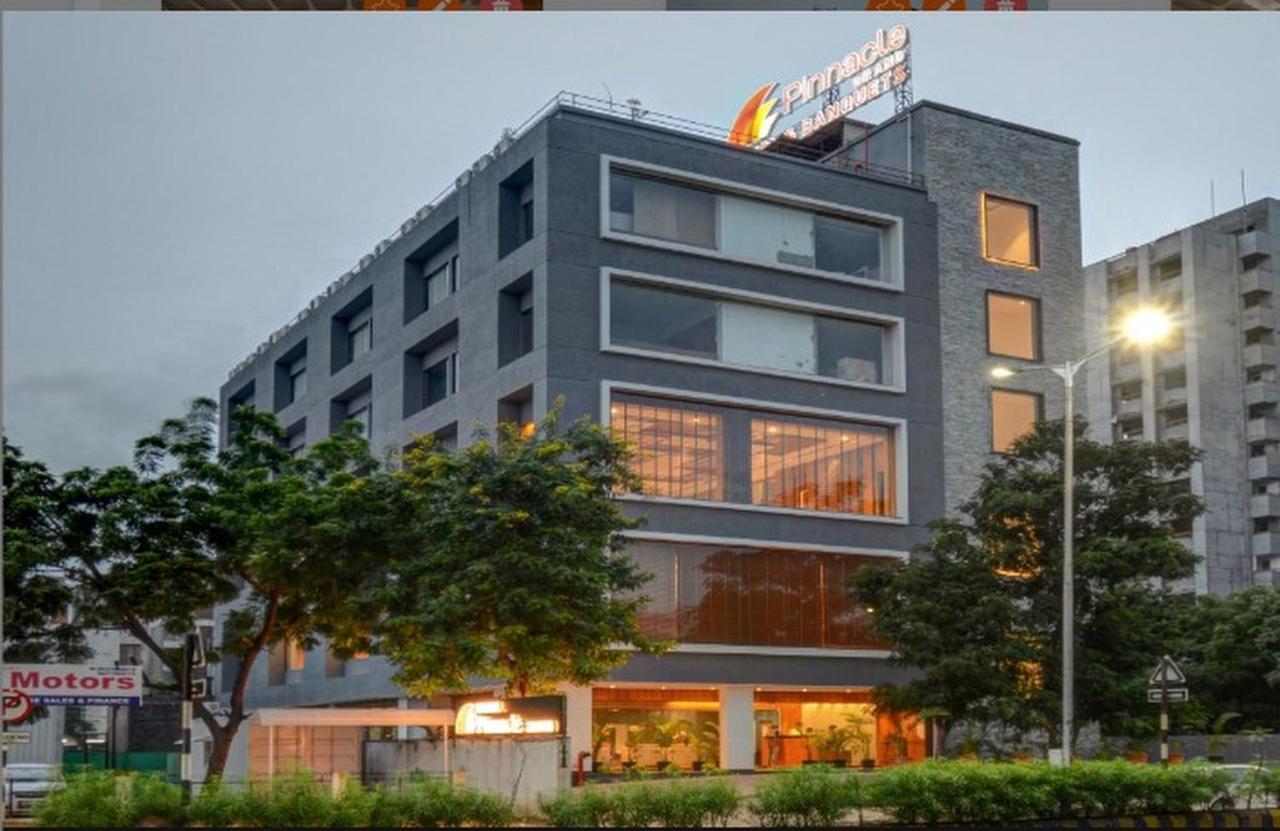 Pinnacle Grand Hotel Ahmedabad Buitenkant foto