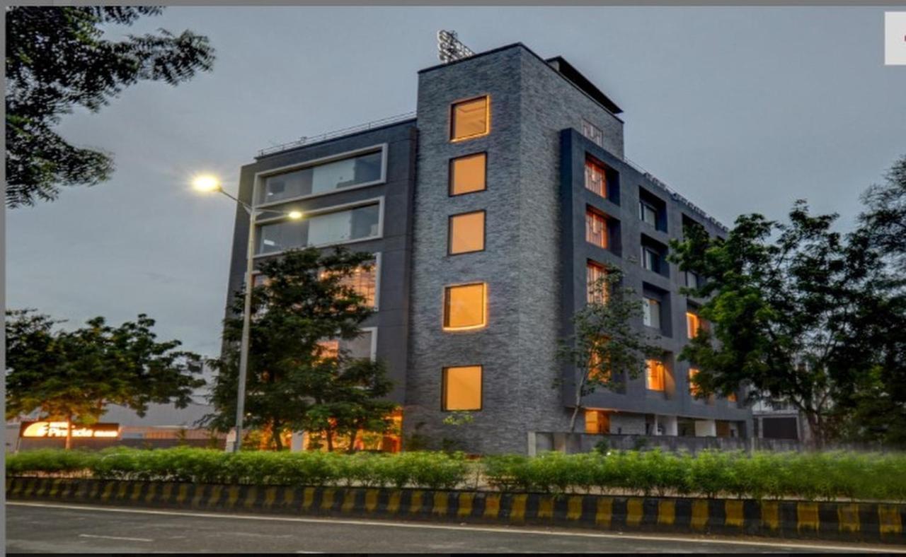 Pinnacle Grand Hotel Ahmedabad Buitenkant foto