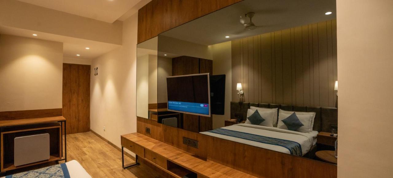 Pinnacle Grand Hotel Ahmedabad Buitenkant foto