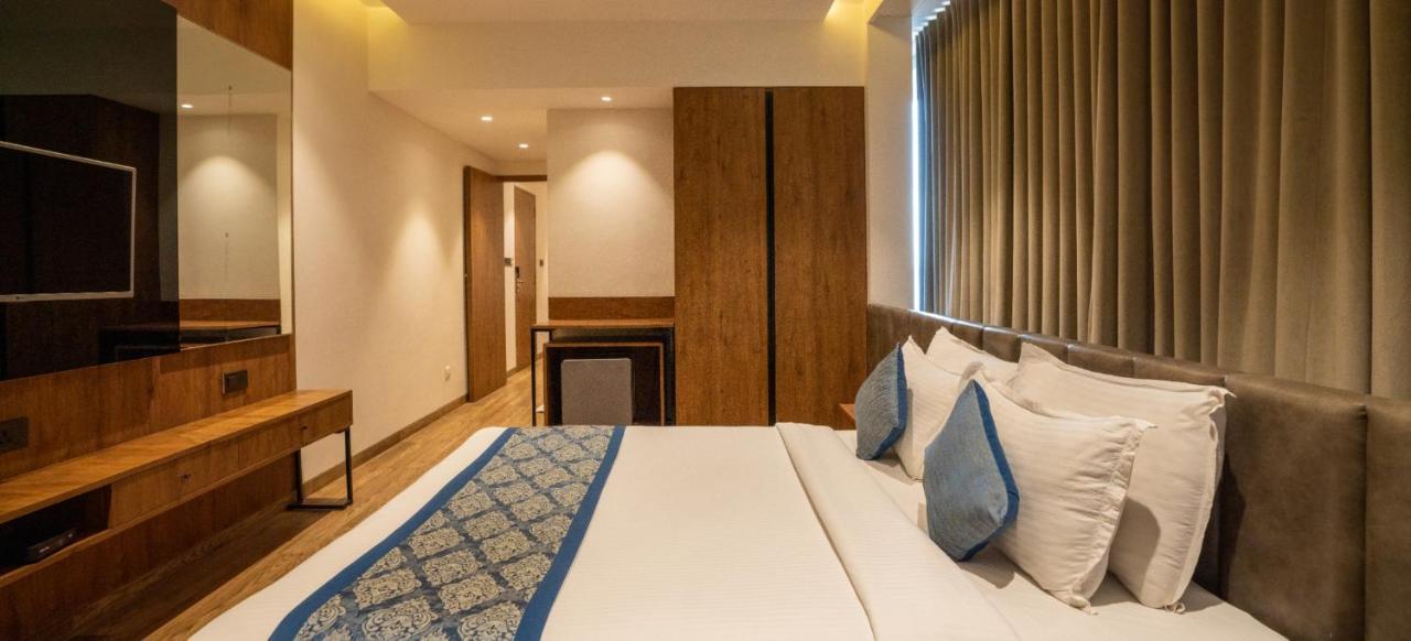 Pinnacle Grand Hotel Ahmedabad Buitenkant foto