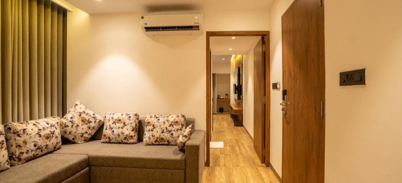 Pinnacle Grand Hotel Ahmedabad Buitenkant foto