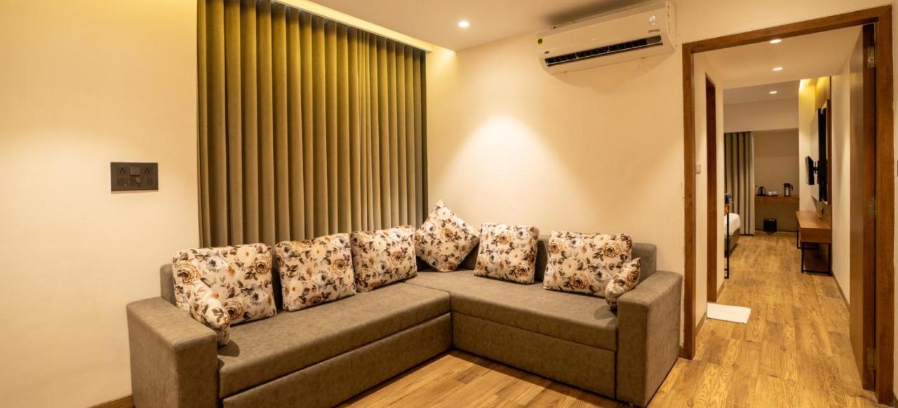 Pinnacle Grand Hotel Ahmedabad Buitenkant foto