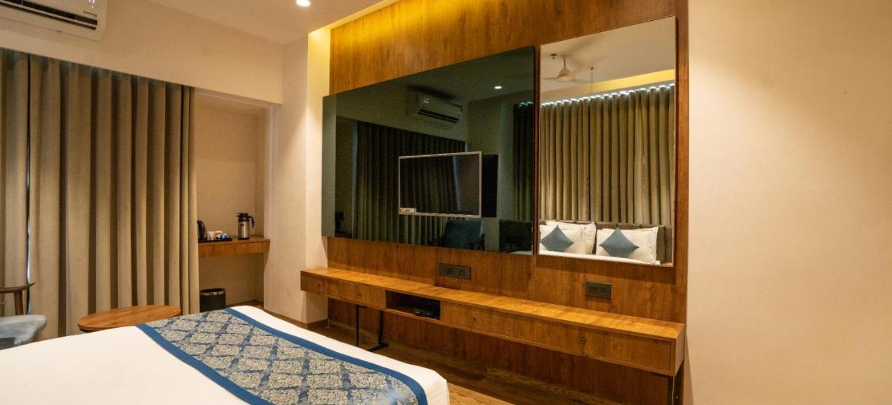 Pinnacle Grand Hotel Ahmedabad Buitenkant foto