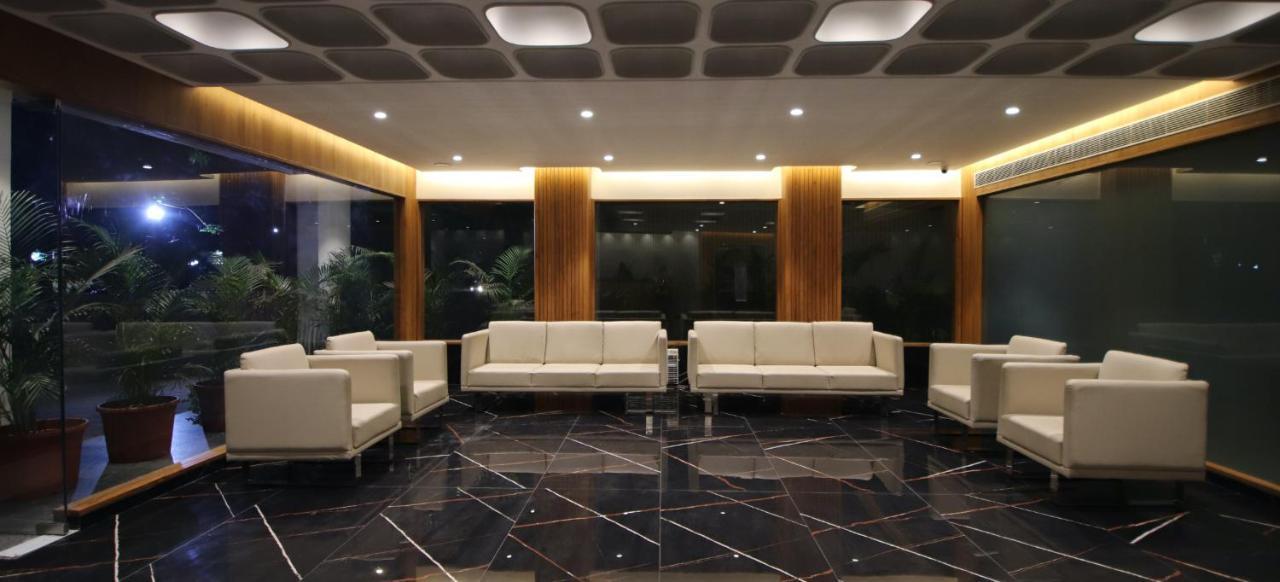 Pinnacle Grand Hotel Ahmedabad Buitenkant foto
