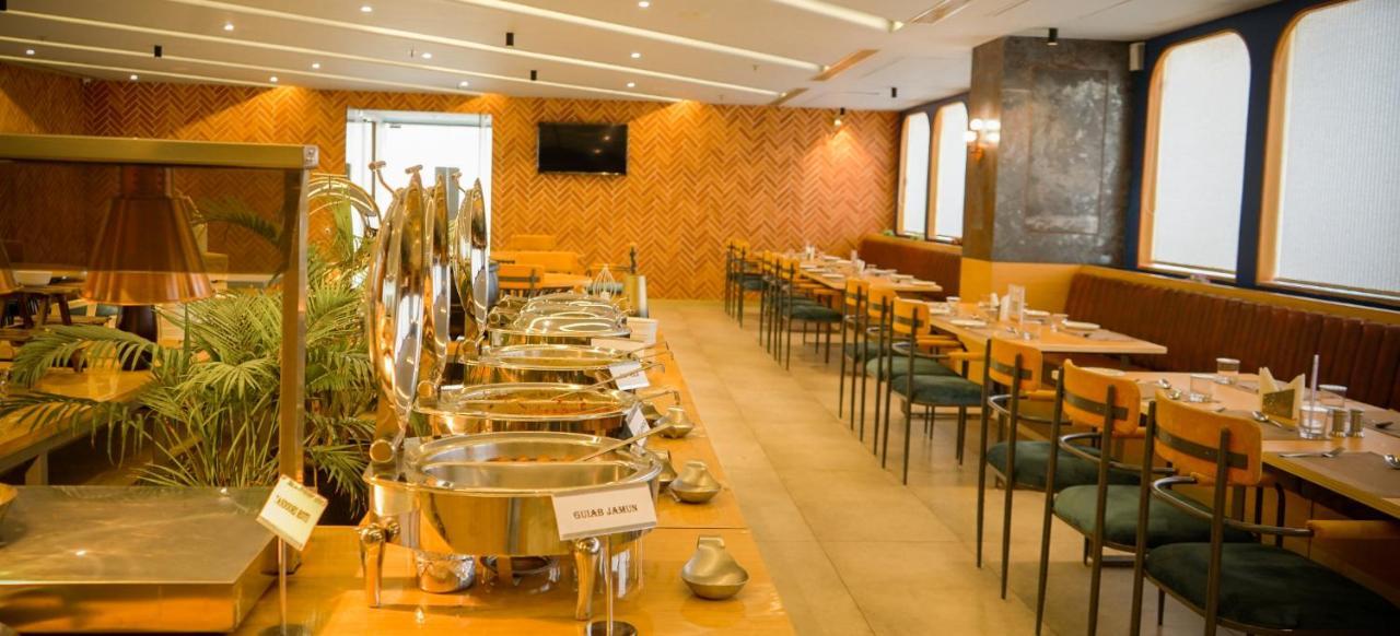 Pinnacle Grand Hotel Ahmedabad Buitenkant foto