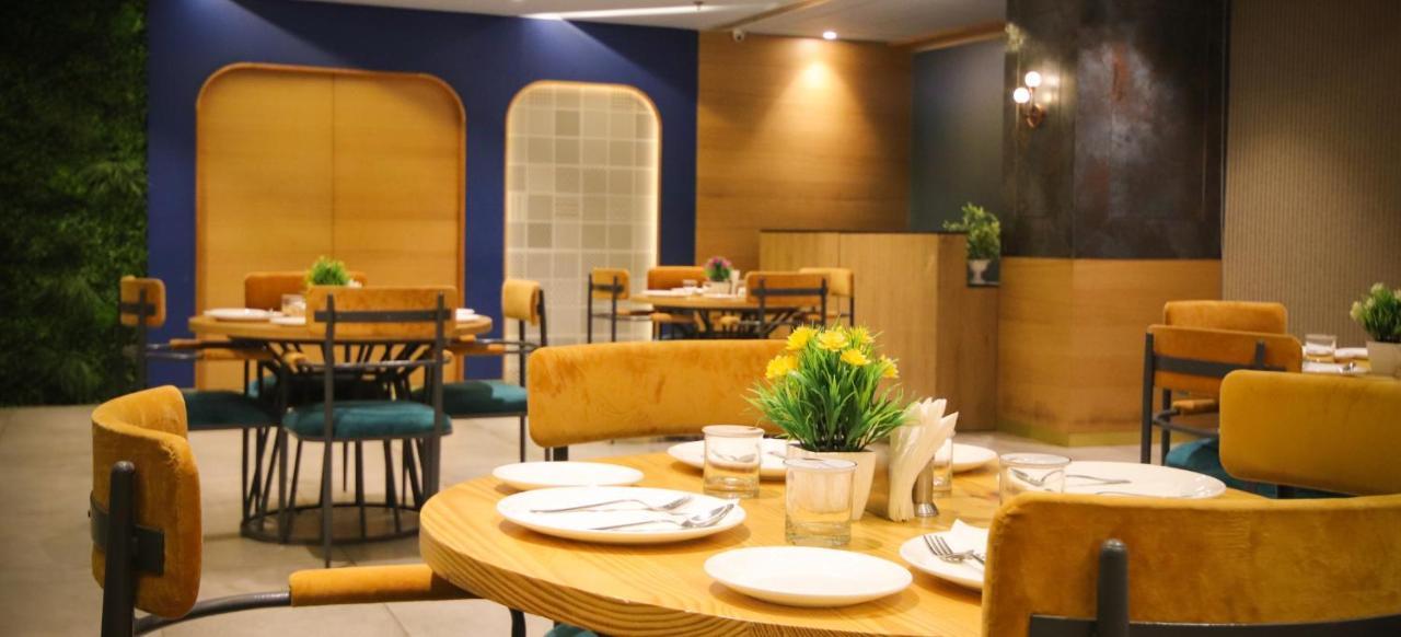 Pinnacle Grand Hotel Ahmedabad Buitenkant foto