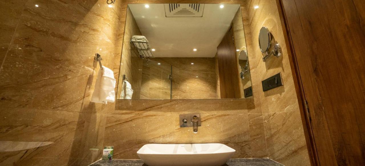 Pinnacle Grand Hotel Ahmedabad Buitenkant foto
