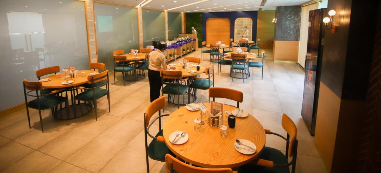 Pinnacle Grand Hotel Ahmedabad Buitenkant foto