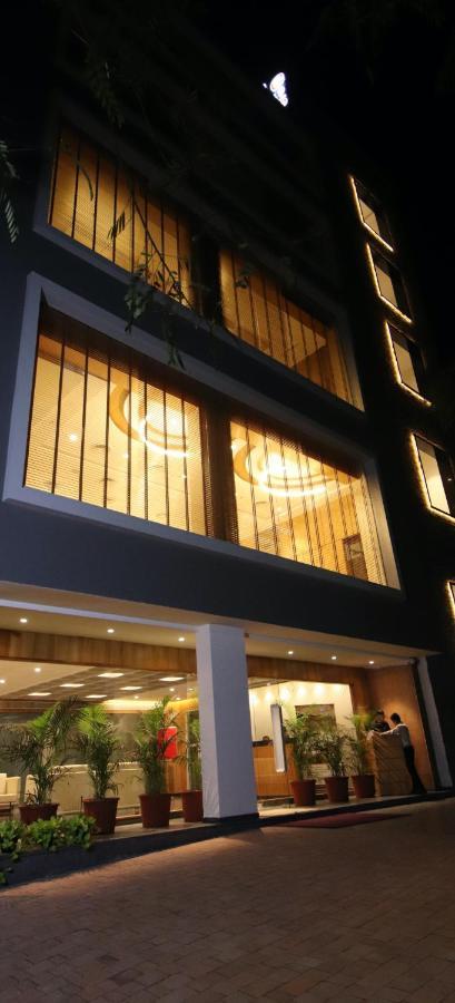 Pinnacle Grand Hotel Ahmedabad Buitenkant foto