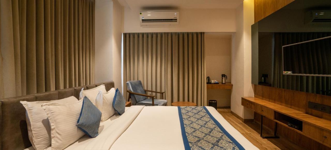 Pinnacle Grand Hotel Ahmedabad Buitenkant foto