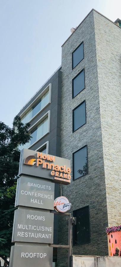 Pinnacle Grand Hotel Ahmedabad Buitenkant foto