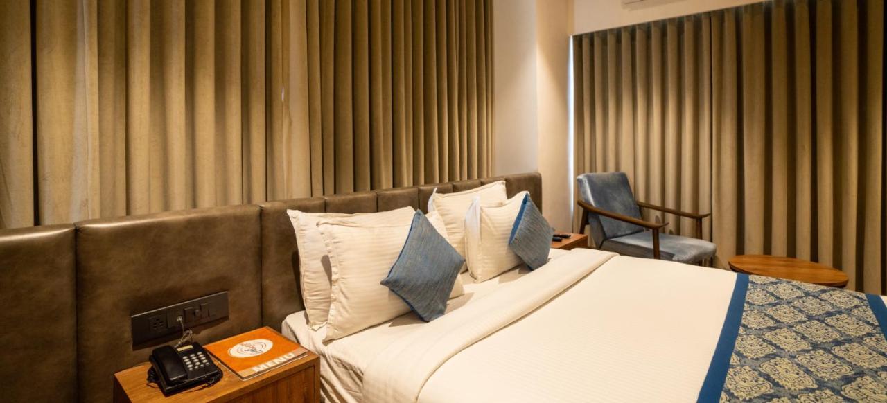 Pinnacle Grand Hotel Ahmedabad Buitenkant foto