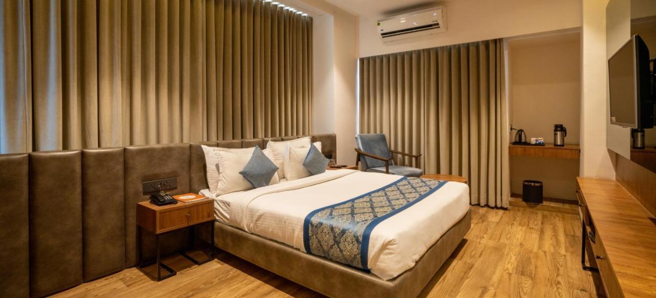 Pinnacle Grand Hotel Ahmedabad Buitenkant foto