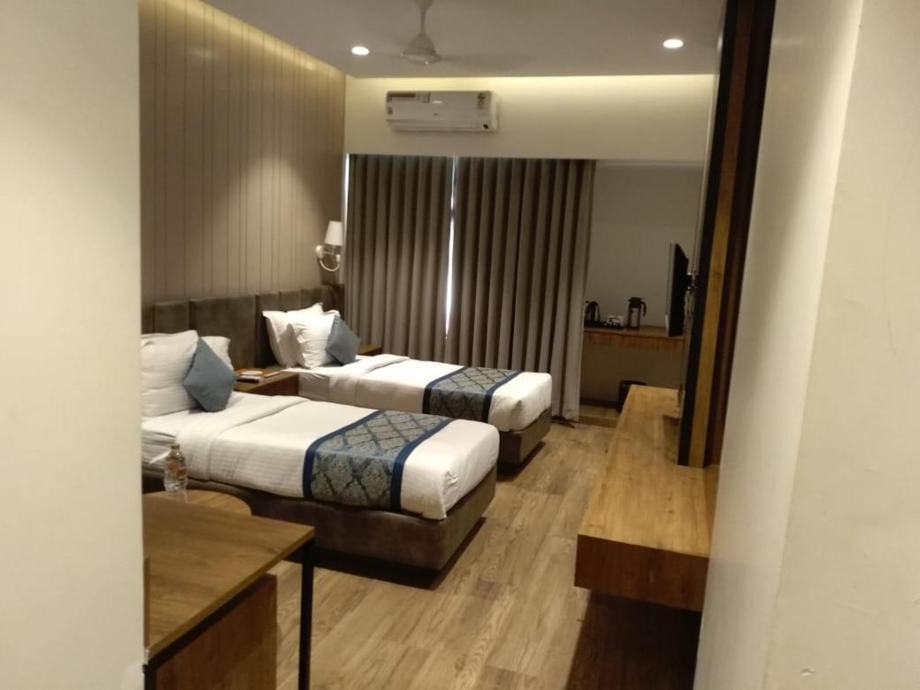 Pinnacle Grand Hotel Ahmedabad Buitenkant foto