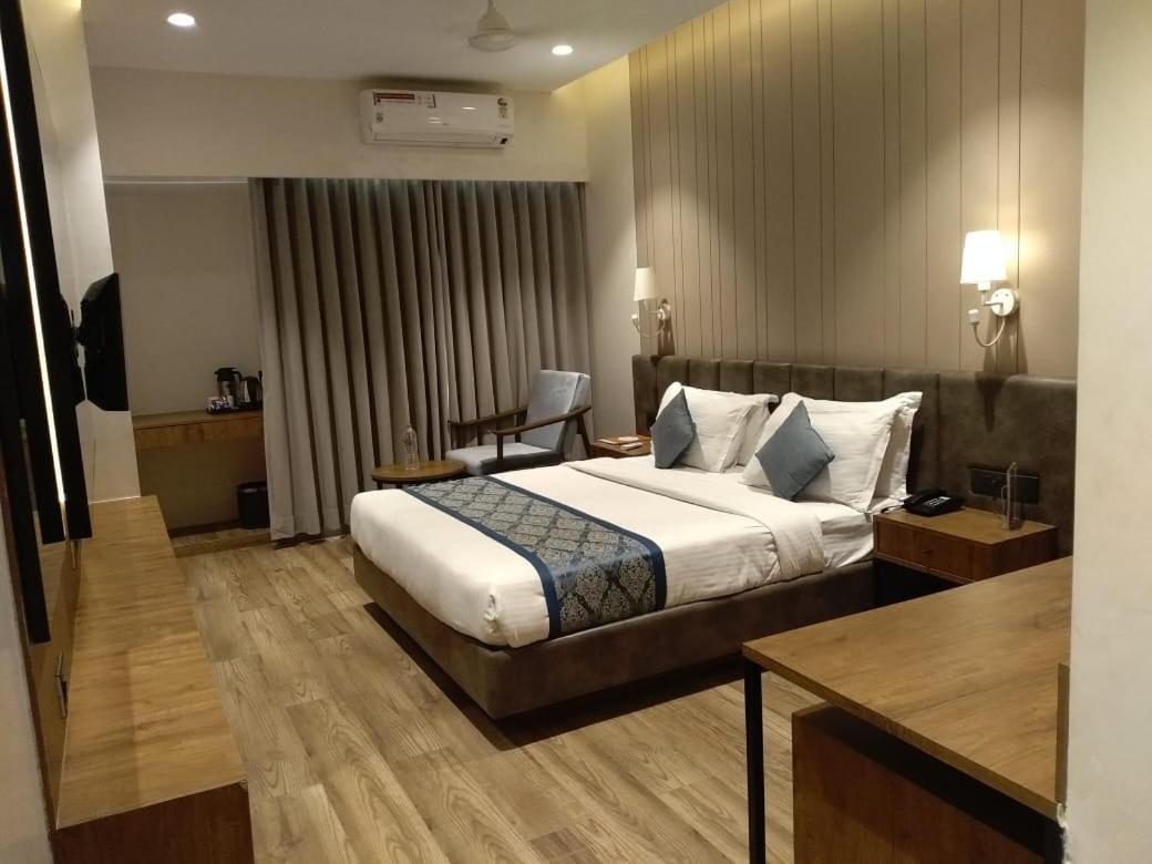 Pinnacle Grand Hotel Ahmedabad Buitenkant foto