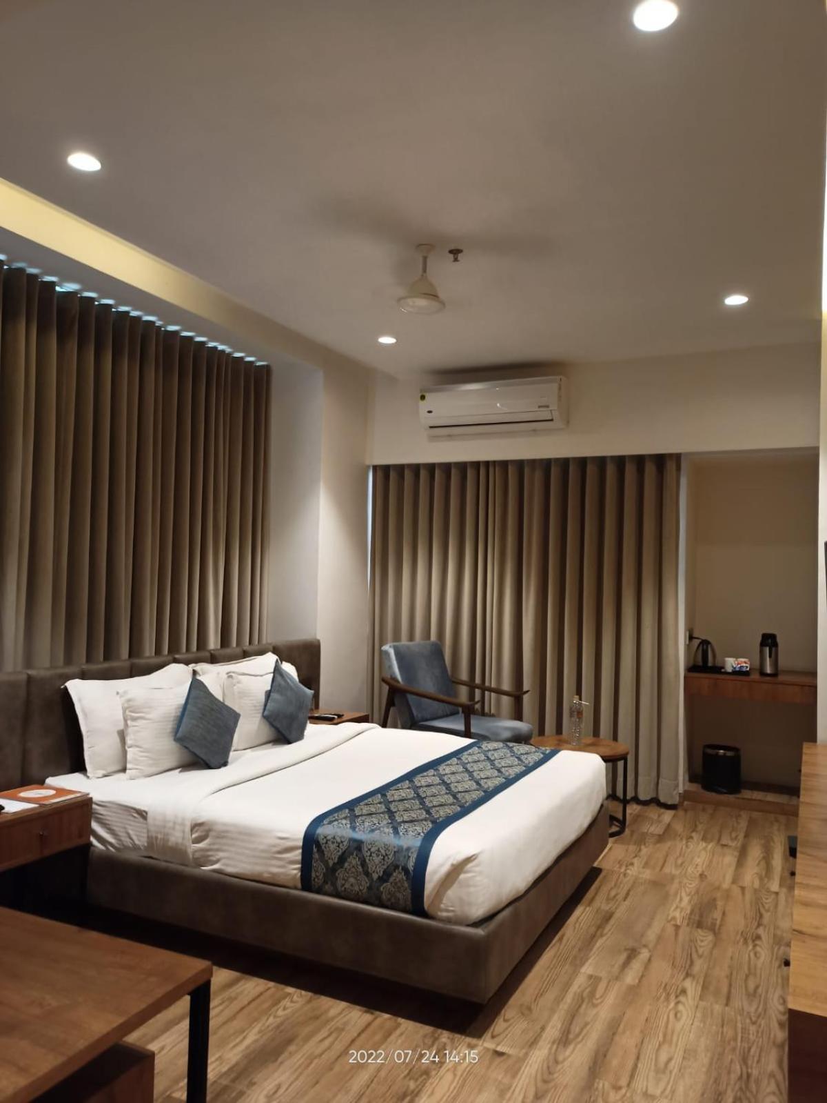Pinnacle Grand Hotel Ahmedabad Buitenkant foto